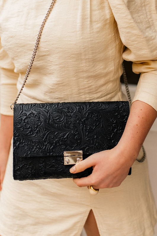 kopertówki Torebka skórzana z łańcuszkiem CHESTNUT - tłoczony kwiatowy wzór