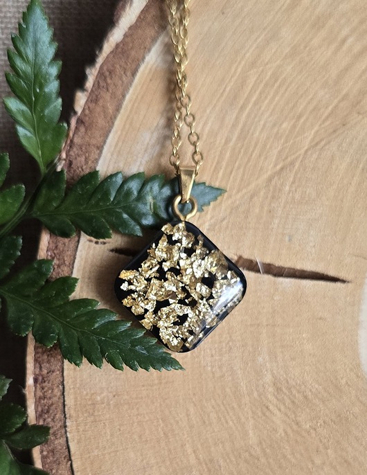 wisiory Złoty wisiorek czarny płatki złota