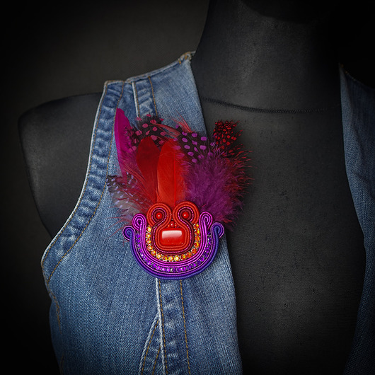 broszki Barwna broszka soutache z piórami