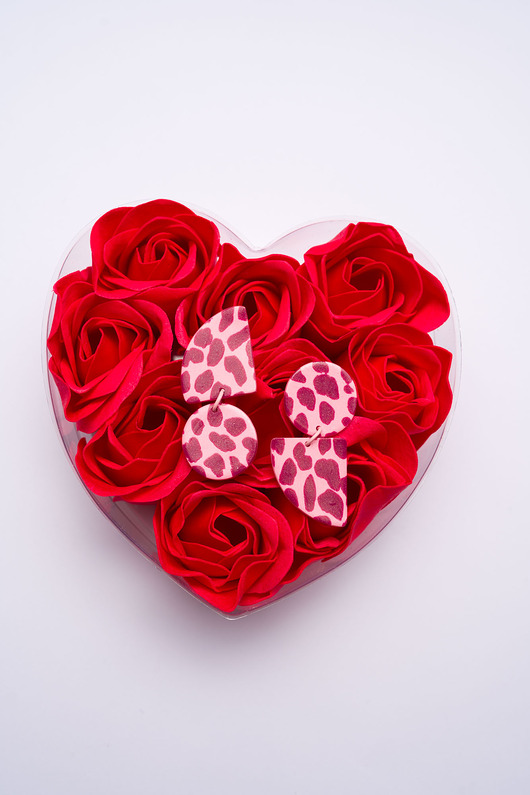 kolczyki z masy plastycznej Wiszące asymetryczne sztyfty edycja walentynkowa