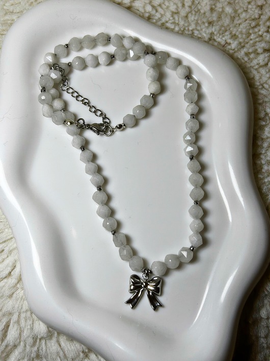 korale Bądź kobieca! Z tym naszyjnikiem z kamieniem księżycowym i kokardką