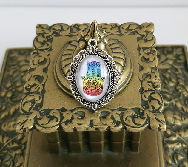 wisiory 6851 Mistyczny Wisiorek Hamsa z Barwami Tęczy - Ochrona i Harmonia!