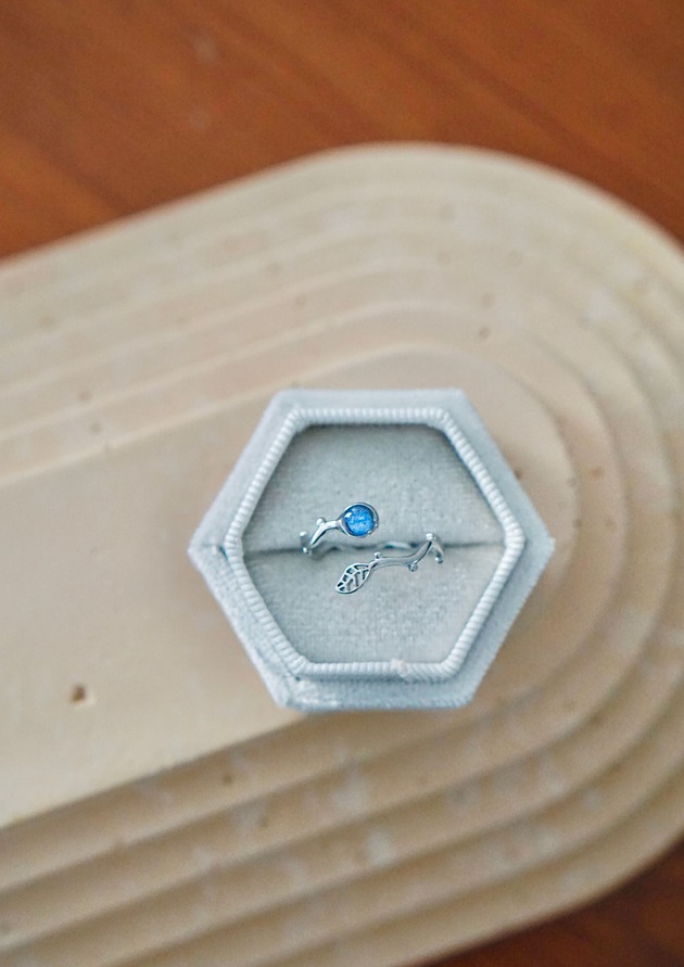 pierścionek z żywicy Pierścionek regulowany  z niezapominajką