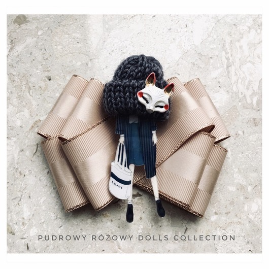 Brosza  z Lalką NEW Limited edition Pudrowy Różowy