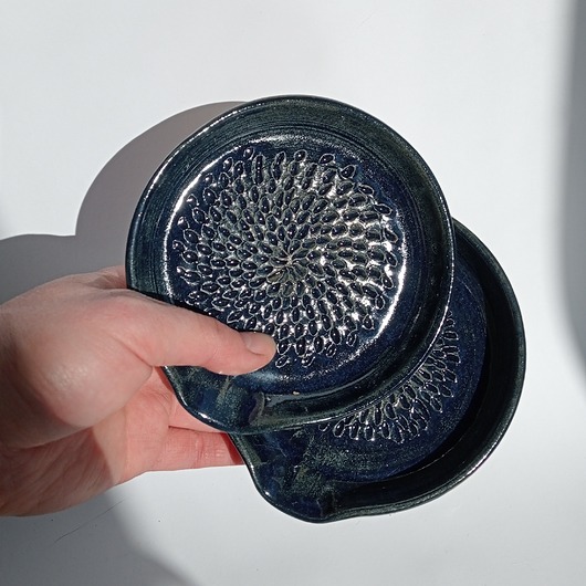 kuchnia - różne Podstawka do tarcia czosnku granatowa