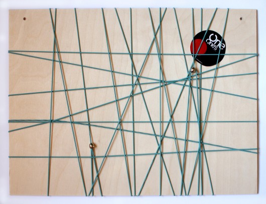 String Out! / board z zieloną gumką OneOnes Creative Studio
