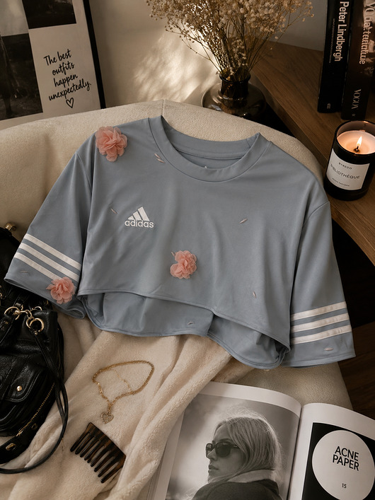 topy damskie Upcyclingowy top Adidas z kwiatami i piórami 