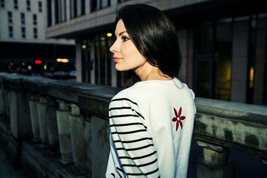FINE STRIPES  / bluza z grafiką odblaskową LUMI LAJT