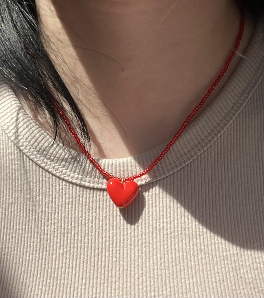 chokery Czerwony choker z serduszkiem