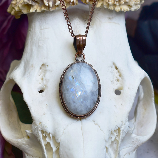 wisiory Miedziany wisiorek z kamieniem księżycowym w prostej ozdobnej oprawie