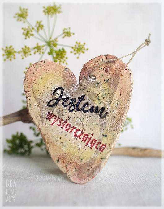 Ozdoby na ścianę Jestem wystarczająca - serce ceramiczne z afirmacją