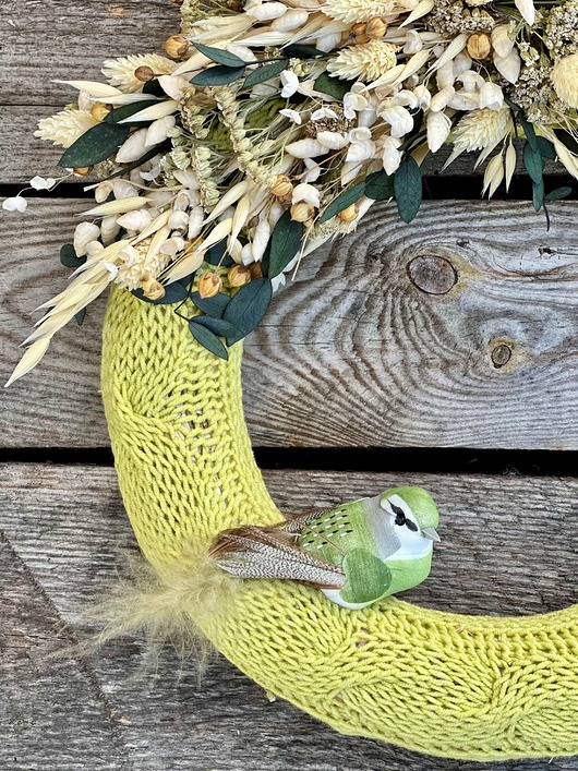 wianki Uroczy wianek w sweterku z dekoracją z eukaliptusa