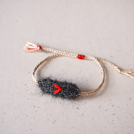 bransoletki - inne Mini tkana bransoletka z haftowanym serduszkiem