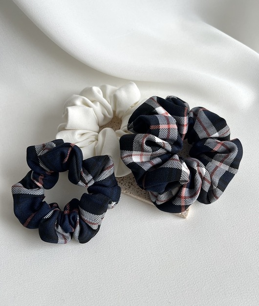 gumki do włosów Scrunchie w granatową kratkę Blue Check