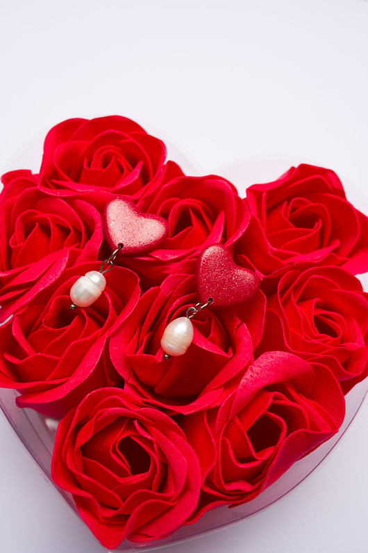 kolczyki z masy plastycznej Wiszące SERCA z perłą