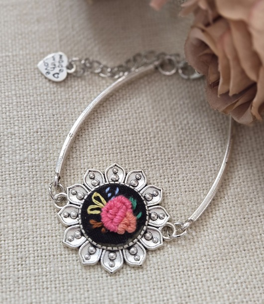 bransoletki - inne Bransoletka z kwiatowym haftem srebrna