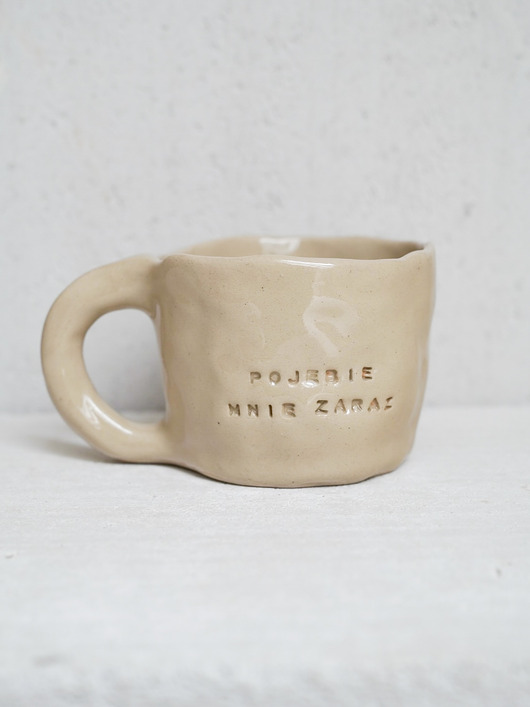 kubki Kubek z brzydkim napisem POJEBIE MNIE ZARAZ 240 ml