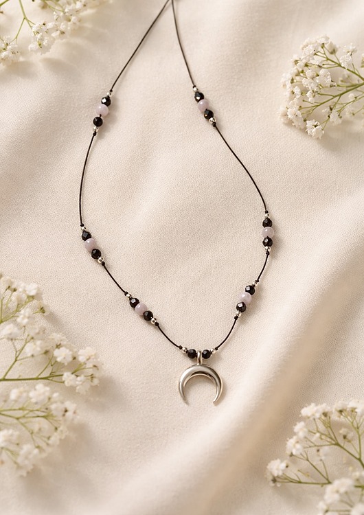 korale Naszyjnik z lunulą na sznurku z nocą Kairu i angelitem