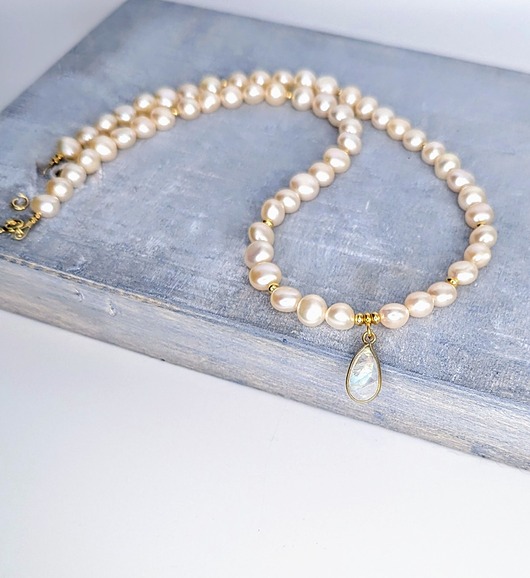 złote naszyjniki Perły z zawieszką z kamieniem księżycowym