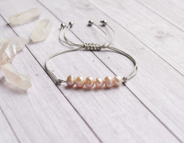 bransoletki z kamieni naturalnych Naturalne perły łososiowe : bransoletka na sznurku