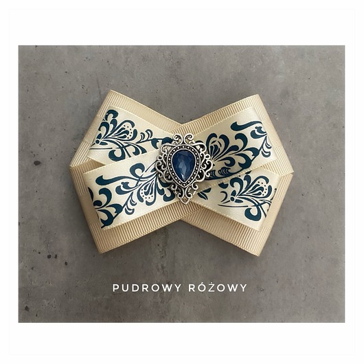 broszki Beżowa Brosza  z kwiatkami w kolorze jeansu