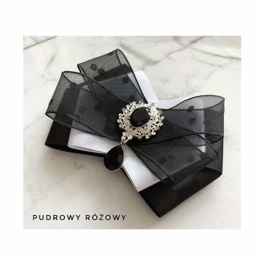 broszki Biała Brosza z czarnym tiulem New