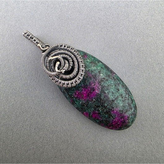 wisiory Amira - zoisyt rubinowy w oksydowanym srebrze, wire-wrapping