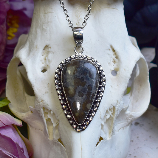 wisiory Miedziany posrebrzany wisiorek z jaspisem z inkluzjami markasytu