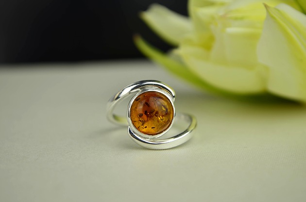pierścionki srebrne Srebrny pierścionek z koniakowym bursztynem