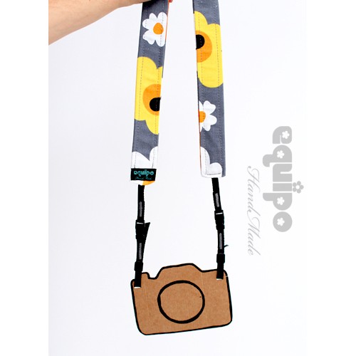 Camera Strap Flower on grey equipo