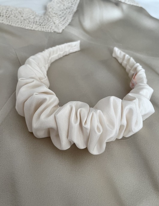 opaski do włosów Jedwabna marszczona opaska Amy w kolorze ecru