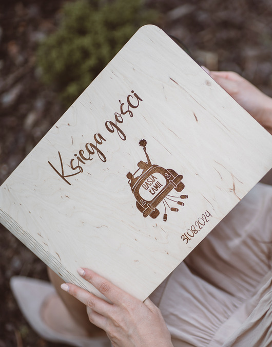 księgi gości i albumy ślubne Księga gości na wesele drewniana  nowożeńcy