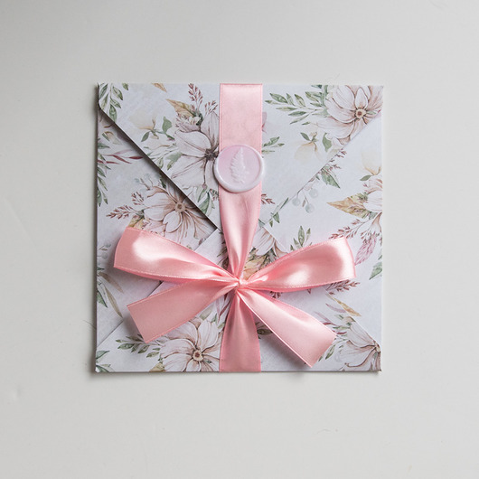 zaproszenia i kartki na ślub Kartka ślubna kopertówka kwiatowa z kokardą