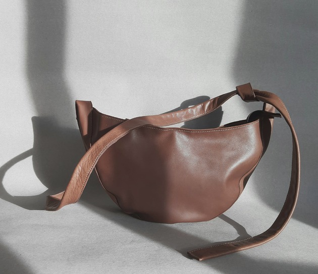 torby na ramię Rogalik średniej wielkości skórzana torebka wiązana na supeł Brązowa