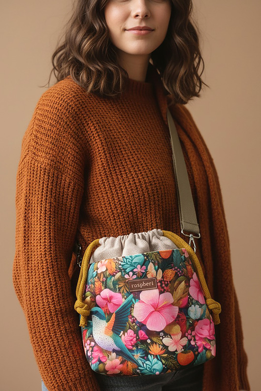 torebki mini Beżowa listonoszka z kominem z plecionki i weluru w kwiaty i koliberki handmade