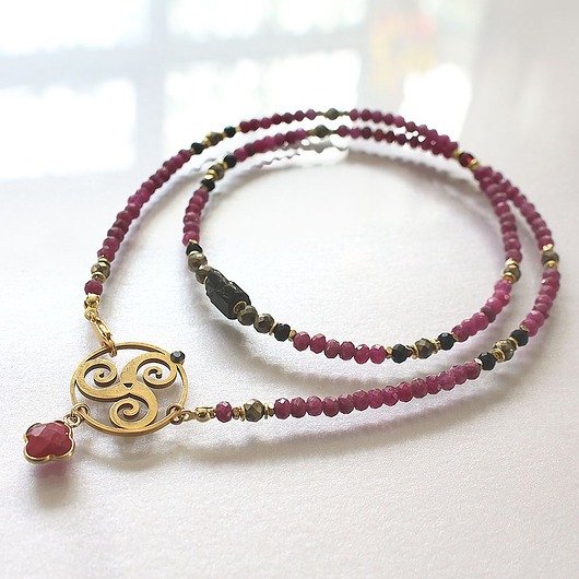 złote naszyjniki Talizman ochronny  z triskelionem - rubin,spinel, granat, turmalin