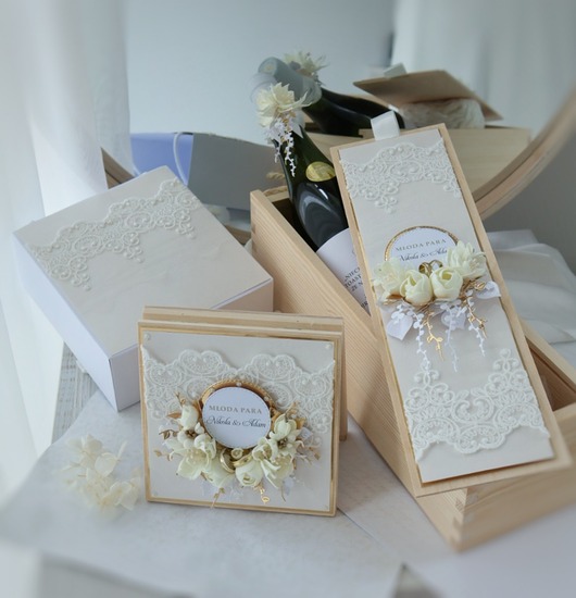 kartki scrapbooking Kartka ślubna z torebką i winem