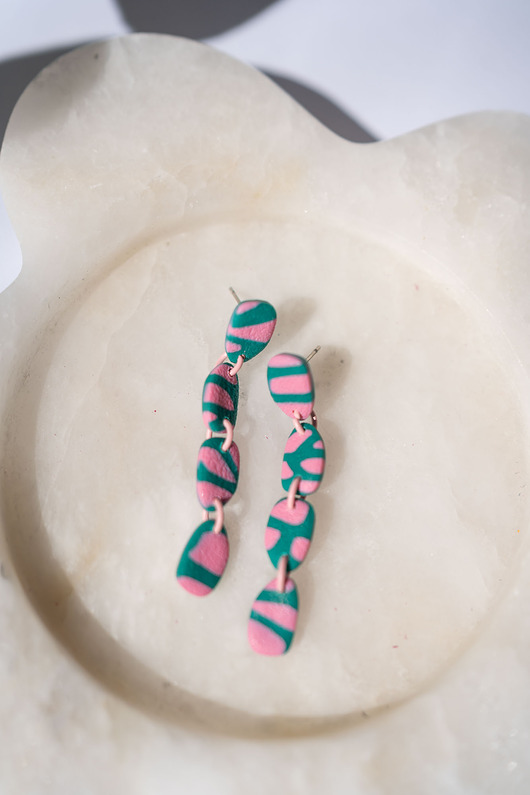 kolczyki z masy plastycznej Kolczyki łańcuszki w abstrakcyjny wzór