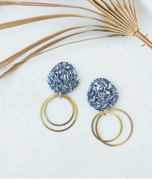 Eleganckie kolczyki boho z mosiężnymi kółkami Hellaclay