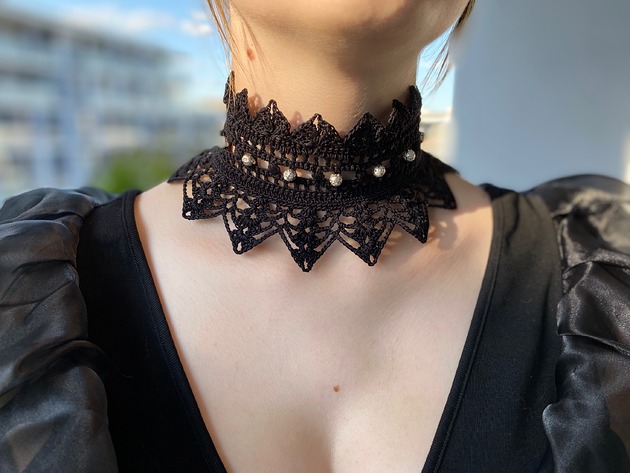 chokery Czarny koronkowy choker z ażurowymi koraliczkami