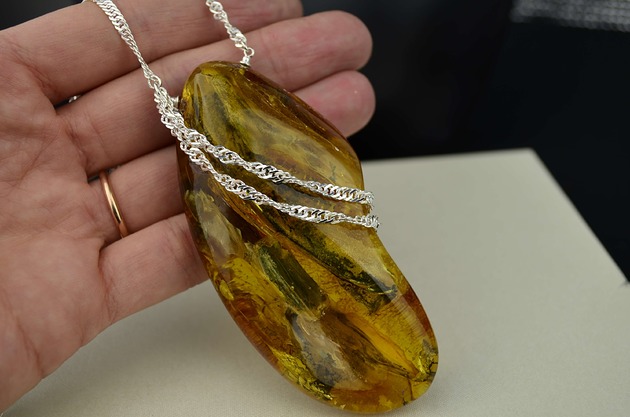 wisiory Naszyjnik z ogromnym bursztynem: Skrzydło