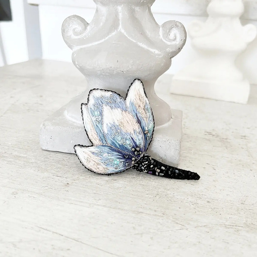 broszki Broszka KWIAT 10 ręcznie haftowana przypinka z koralikami magnolia