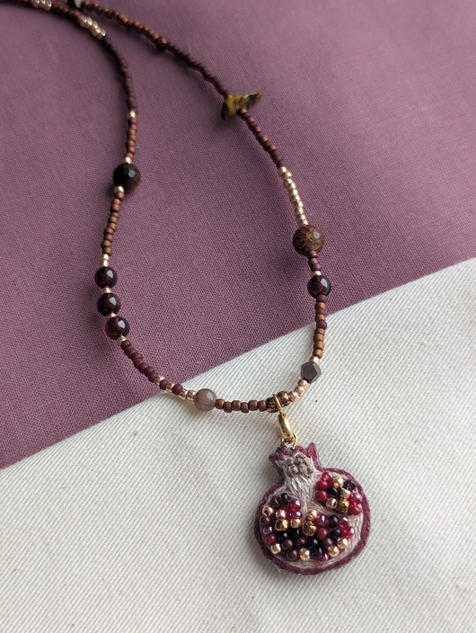 naszyjniki - inne Naszyjnik z ręcznie haftowanym granatem i kamieniami / na zamówienie