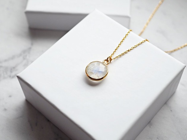 wisiory Naszyjnik z kamieniem księżycowym pozłacany