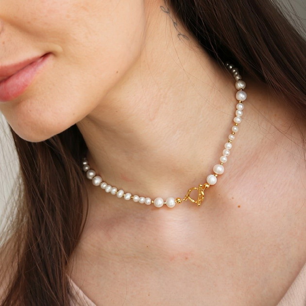 chokery Naszyjnik z naturalnych pereł oraz srebra 925 pozłacanego