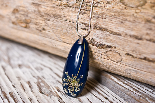 Naszyjnik z kwiatkiem w żywicy So Jewelry