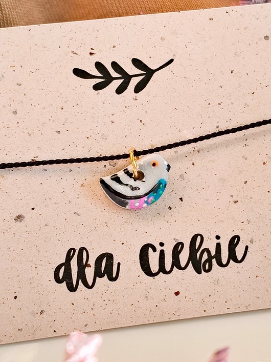 bransoletki na sznurku Bransoletka z gołębiem, wesoła biżuteria z ptakiem, kolorowy akcent stylu