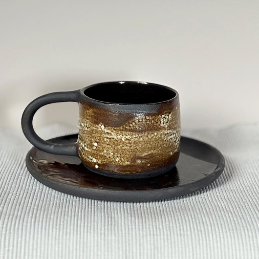 kubki Kubek brązowy z talerzykiem