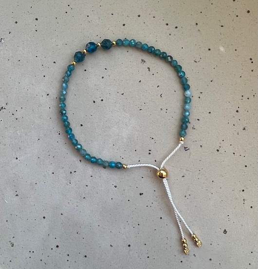 bransoletki z kamieni naturalnych Bransoletka na jedwabnej nici apatyt pełna