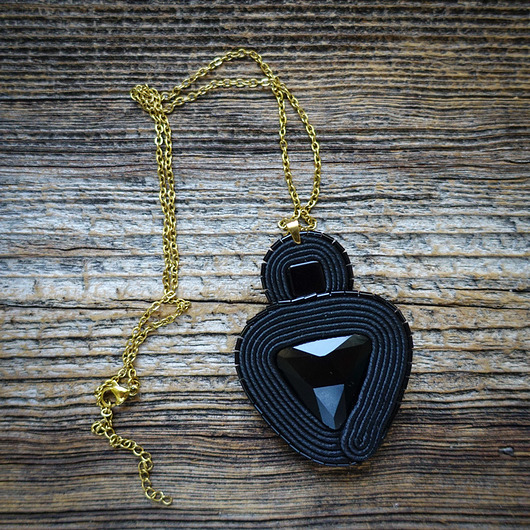 wisiory Czarny wisior soutache